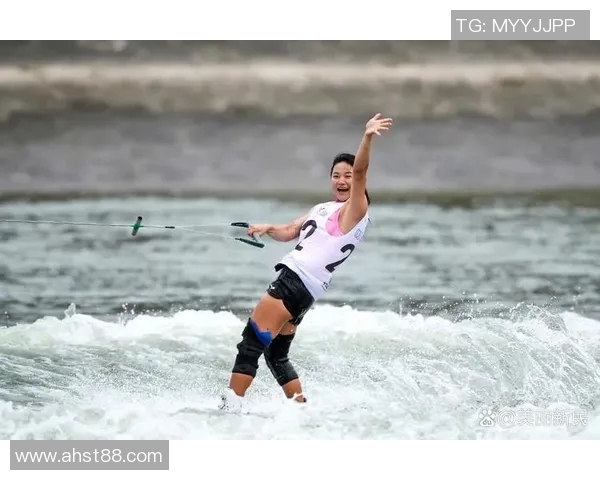 游泳比赛激烈角逐创纪录 选手们挑战极限突破自我